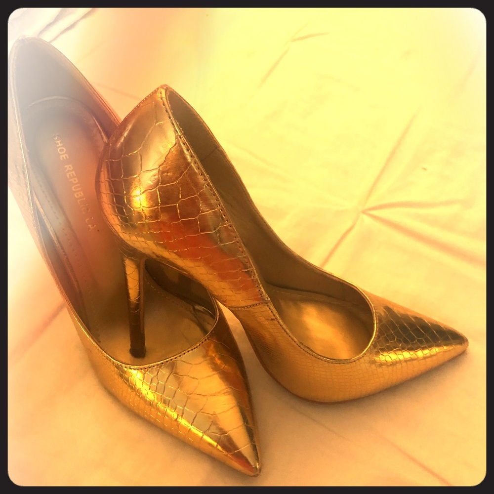 Gold 5 inch pumps. Only wore once.